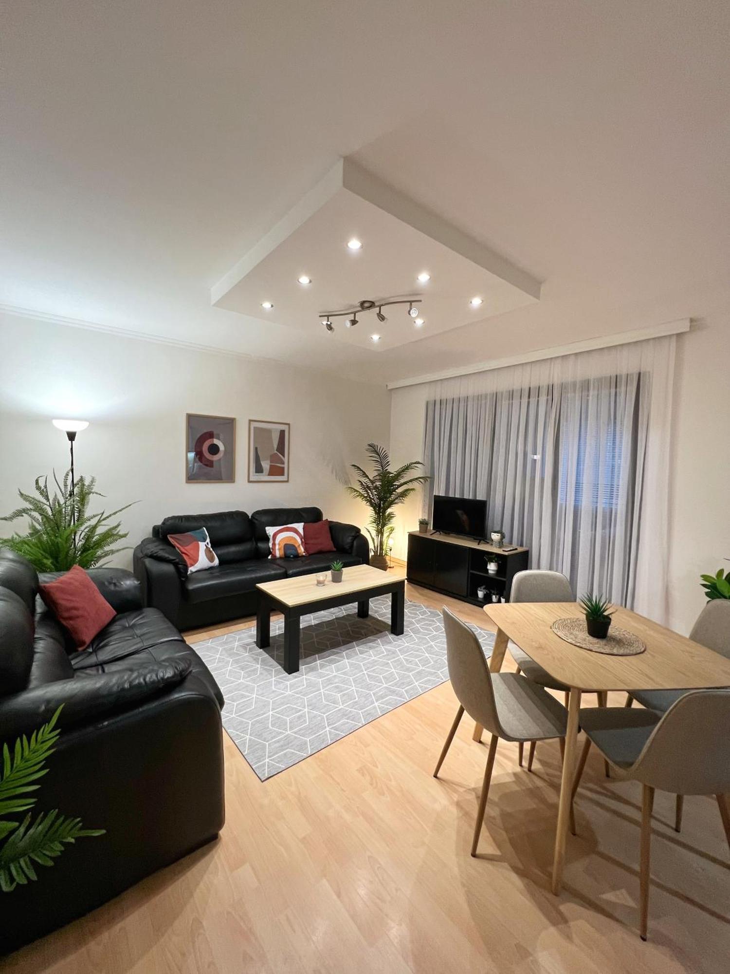 Charming 2 Bedroom Apartment Скопие Екстериор снимка
