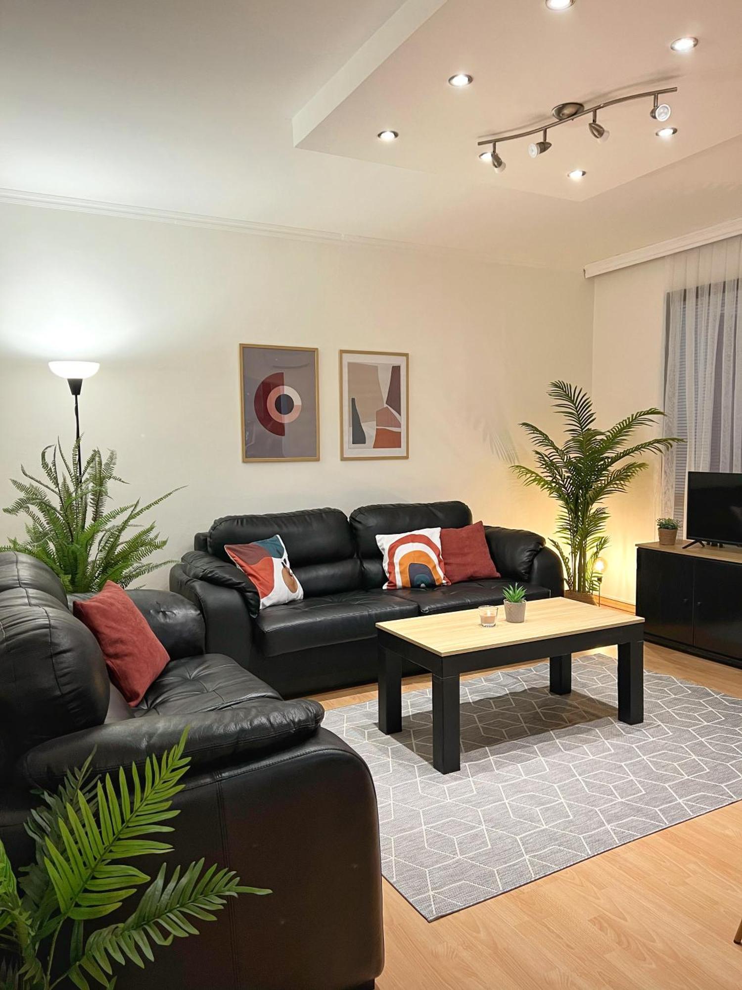 Charming 2 Bedroom Apartment Скопие Екстериор снимка